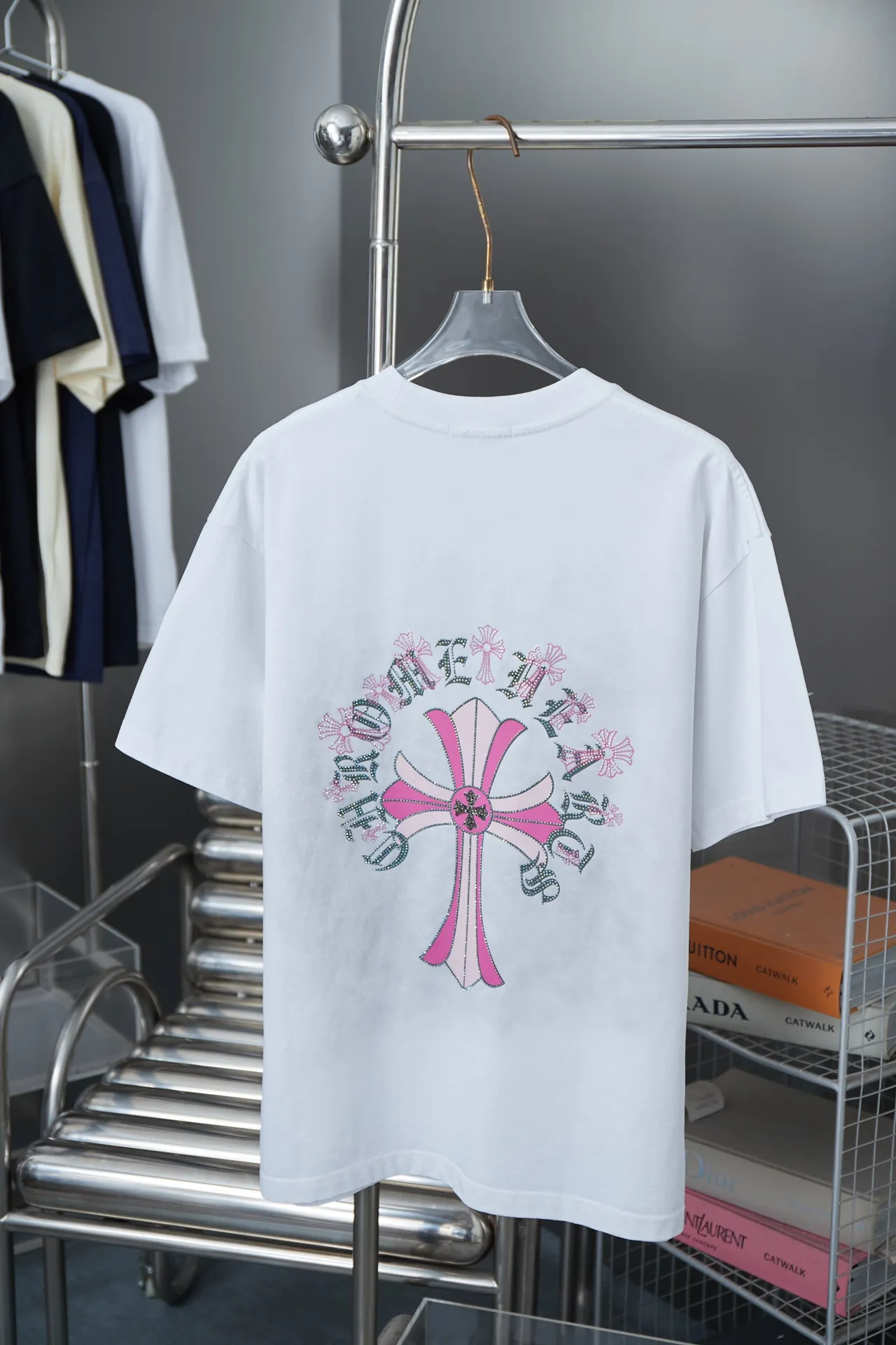 🅿️210 Ch*ome Hearte 25SS early spring new model, short-sleeved with Kro heart logo, hot diamonds, light luxury, essential item for daily commuting for men and women, correct version, welcome to compare, detailed features · 320g 100% pure cotton double yarn jersey fabric · Custom dyed in the same vat, special thickened 32 pieces double-strand 1X1 thread · Digital direct printing ➕ Australian imported pearlescent diamond ➕ Three-dimensional stone heart cross · Ready-made garments are dyed, then faded and fried with snowflakes, then washed to make them look old · General washing to improve the effect · Double-needle stitching and cross-stitching process · Original main mark, washed tag, branded moisture-proof paper packaging Color: white/black/yellow Size: S/M/L/XL
